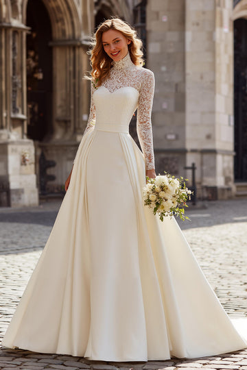 Ivoire col haut balayage traîne une robe de mariée ligne avec dentelle